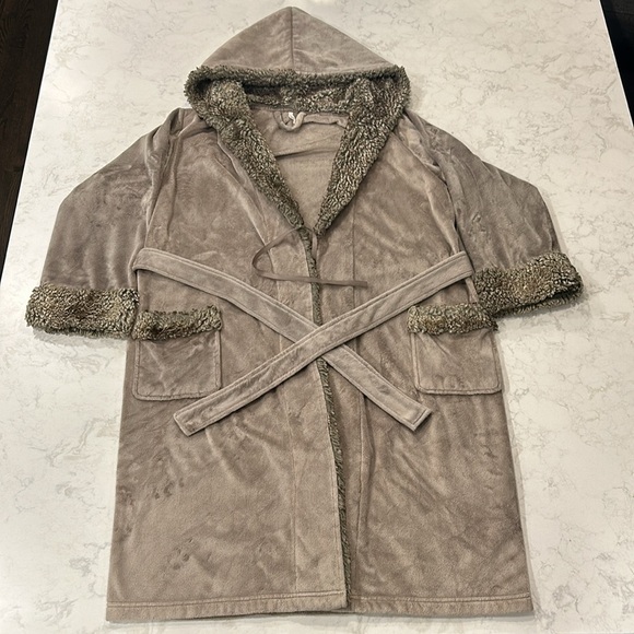 Pottery Barn Faux Fur Plush Hooded Bath Robe Medium - Picture 7 of 16